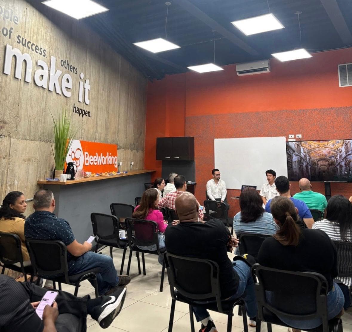 Psicóloga de Propella liderando sesión de bienestar mental con padres de atletas