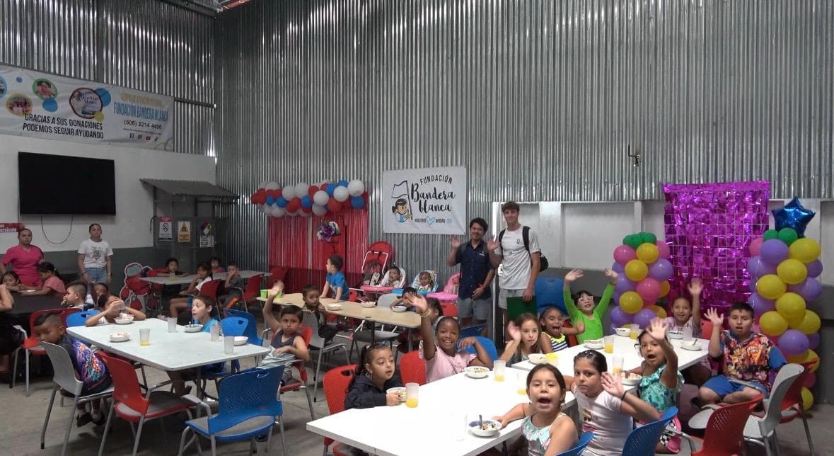 Niños participando en taller de arte y actividades recreativas en evento comunitario Propella